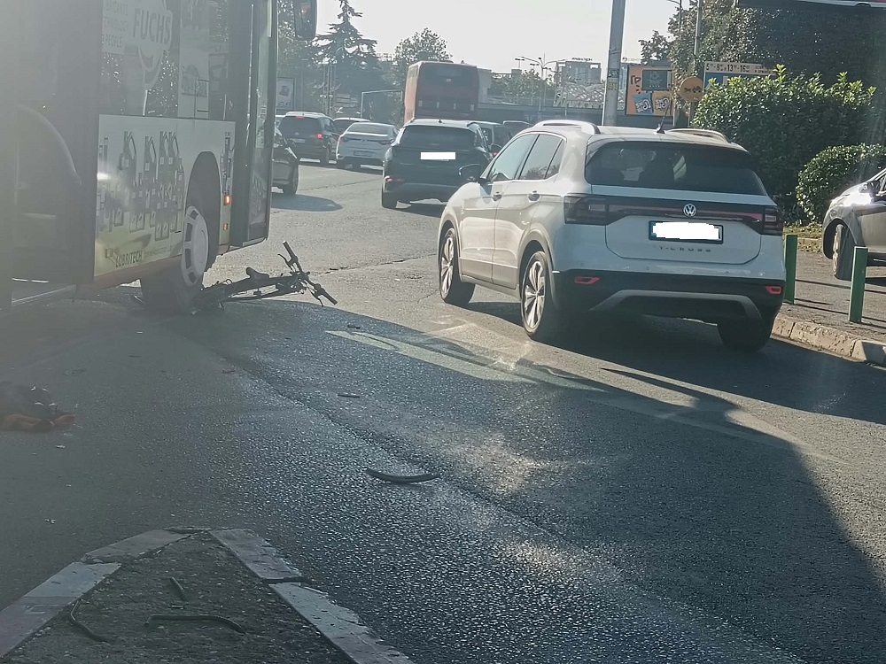 (ФОТОВЕСТ) Велосипед заврши под тркало на градски автобус кај ТЦ „Мавровка“ – дел од сообраќајот е во застој