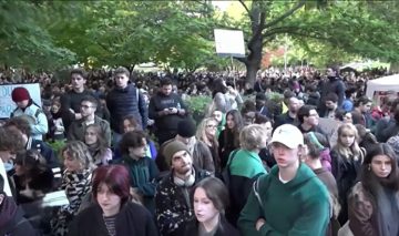 (ВИДЕО) БУЏЕТСКИТЕ КРАТЕЊА НОСАТ КРИЗИ: Масовен протест на австриските студенти и универзитети во Виена
