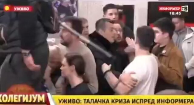 Граѓани упаднаа во телевизија „Информер“ во Белград, прекината програмата во живо