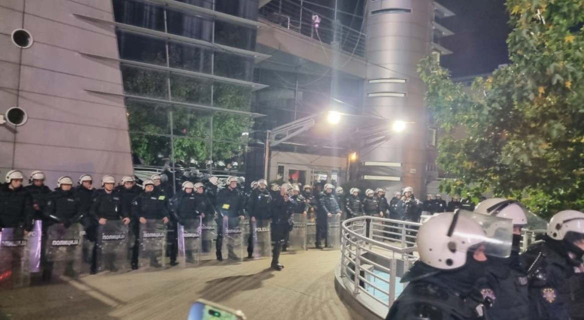 (ВИДЕО) Српските граѓани се собраа и пред тв „Пинк“