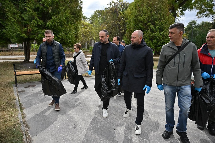Некој денес одвои од своето време, се наведна и го собра она што друг го фрлил
