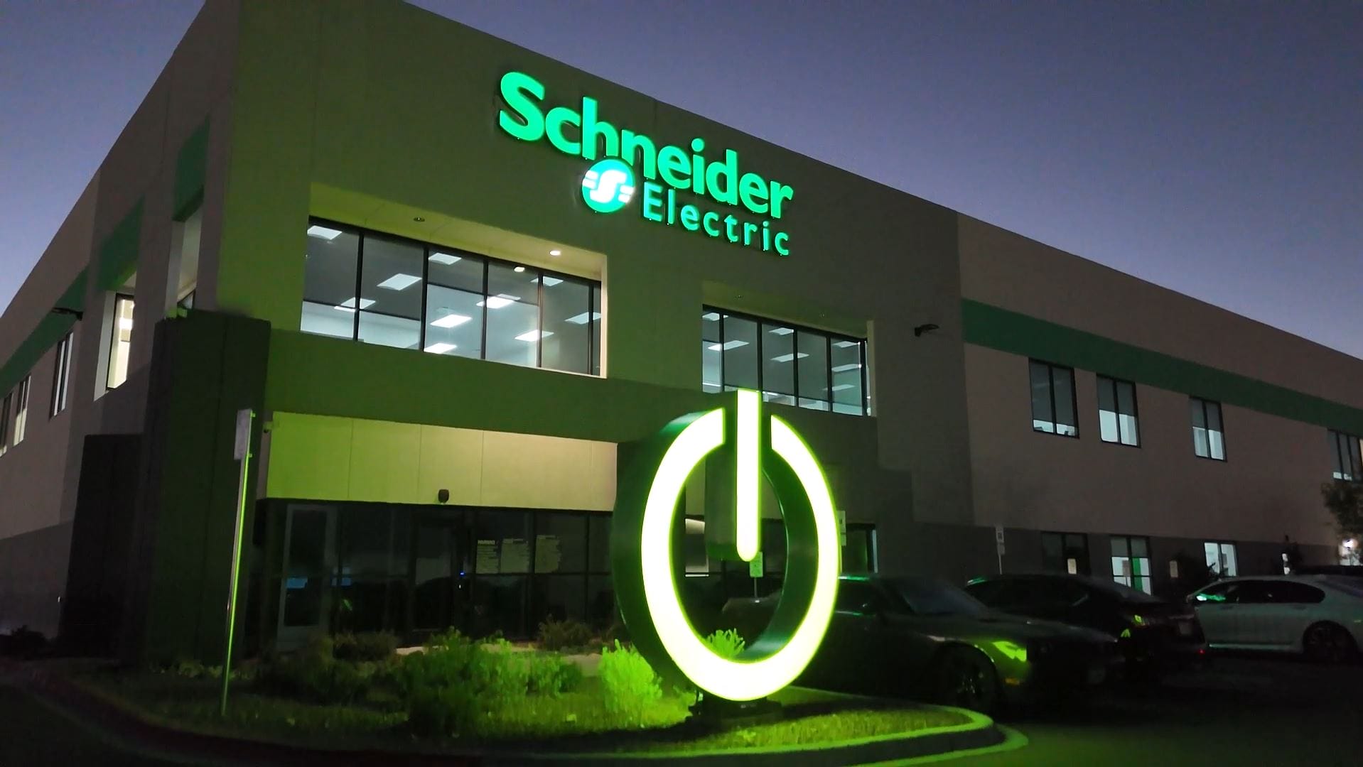 „Schneider Electric“ прави голем чекор во вештачката интелигенција со преземање од 22 милијарди долари