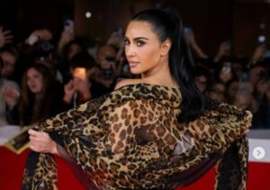 (ВИДЕО+ФОТО) На Филмскиот фестивал – Леопард дезен и крој на сирена: Ким Кардашијан блеснала во Рим во креација стара четири децении