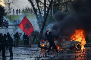 (ВИДЕО) Нов голем протест во Албанија – запалени канти за отпадоци, полицајците ги гаѓаа со камења
