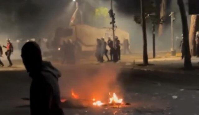 Ескалација на протестите во Албанија: Најжестоки судири досега, полицијата употреби солзавец и водени топови