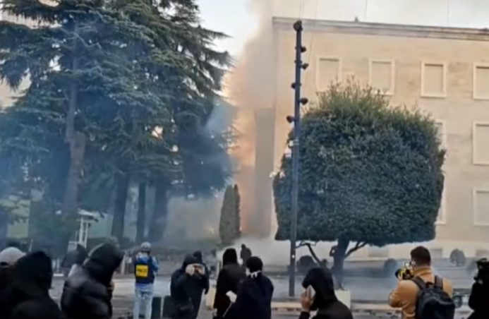 Во протестите во Тирана повредени 16 полицајци, нападнато седиште на социјалистите