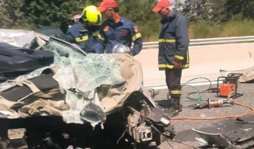 Пијан возач со автомобил влетал во полн ресторан во Солун, повредени три лица