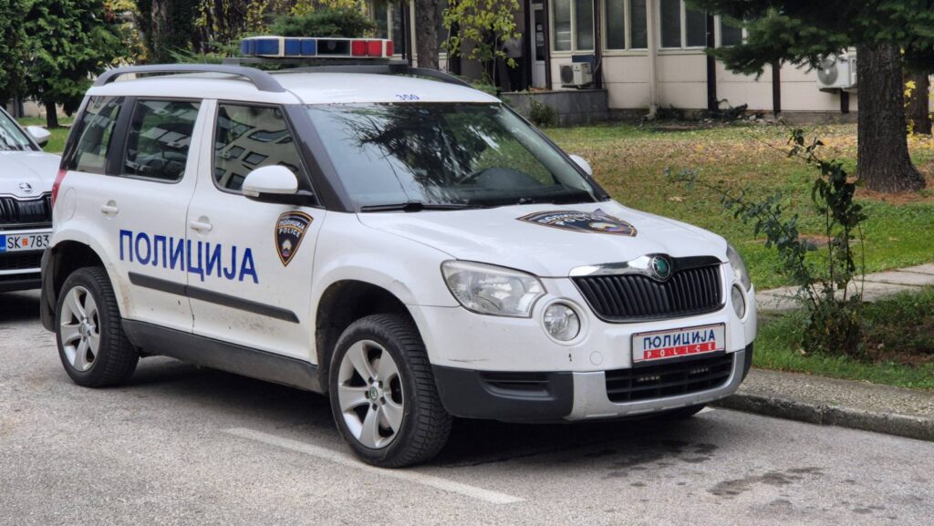 Деца по полноќ си седеле во кафуле: Полицајците ги собраа и им ги предадоа на родителите