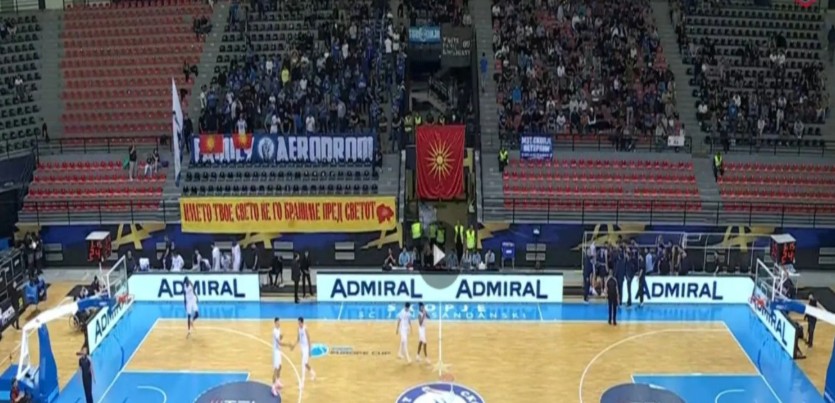 Tранспарентот  „Името твое свето ќе го браниме пред светот“ во „Јане Сандански“ ги налути Грците и Бугарите