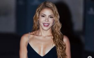(ВИДЕО) ШАКИРА СЕ ПОЈАВИЛА НА РЕВИЈАТА НА ТОМ ФОРД ВО ФУСТАН КОЈ ГО ОДЗЕМА ЗДИВОТ: Ова е едно од нејзините најелегантни изданија досега!