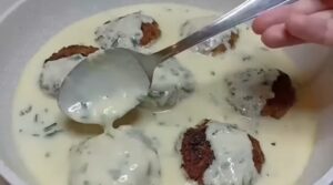 (Рецепт) ЌОФТИЊА СО СОС ОД ПЕЧУРКИ И КРОМИД: Топло, миризливо и заситувачко јадење