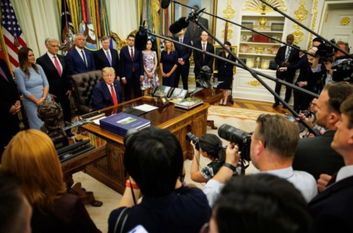 Трамп удри по CNN, NBC и други телевизиски гиганти, истрага поради бојкот на Белата куќа