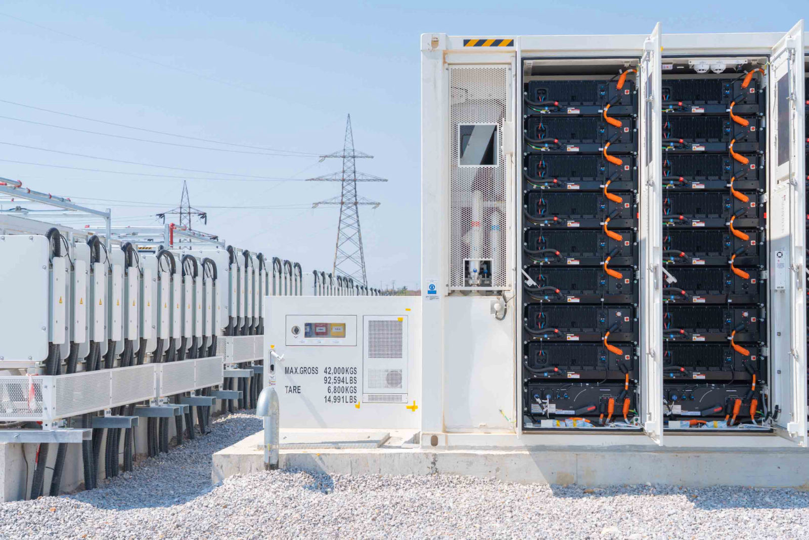 HELLENiQ ENERGY ја пушти во употреба својата прва батериска постројка за складирање електрична енергија во Солун