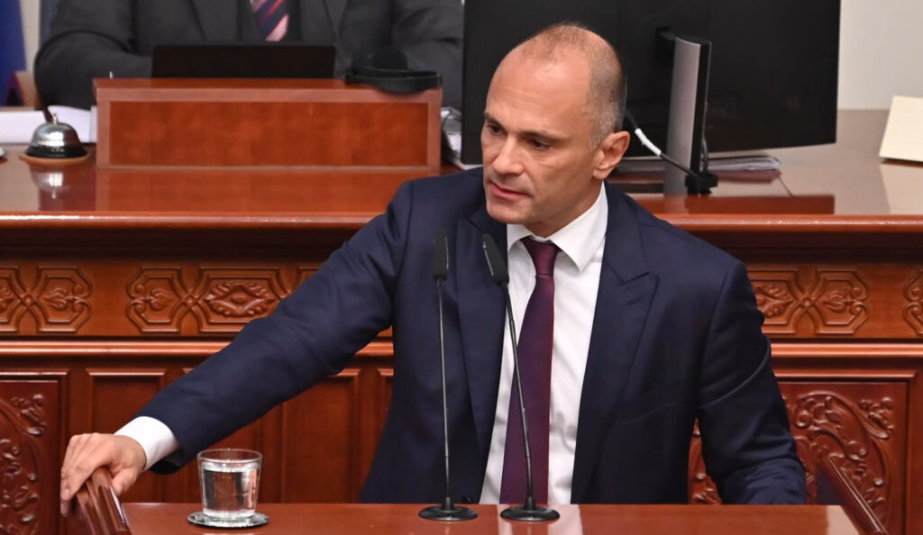 Филипче: Има ли нешто за што не сум виновен? За гравитацијата? Јас. Врне? Јас. Сонцето изгреало? Јас