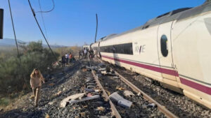 (ВИДЕО) Голема железничка несреќа во Шпанија, загинаа десет лица