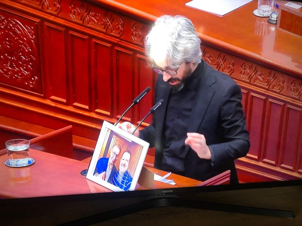 Апасиев го прашува Мицкоски за баџанакот: Колку од неговите донации се патриотизам, а колку испран бугарски капитал?