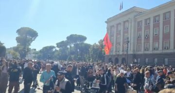 ЕДАНАЕСЕТТИ ДЕН НА ПРОТЕСТИ ВО ТИРАНА: Универзитетски кадар и лекари бараат итна оставка од Рама и формирање преодна влада