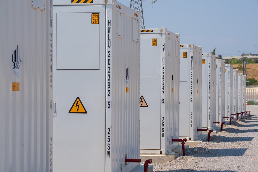 HELLENiQ ENERGY ја пушти во употреба својата прва батериска постројка за складирање електрична енергија во Солун