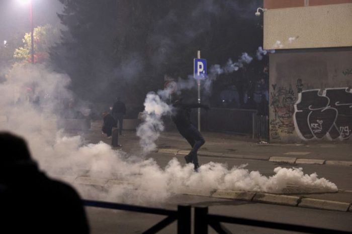 ПРОТЕСТИ НА КОСОВО: Повредени најмалку 20 луѓе во судири меѓу полицијата и поддржувачите на осудените лидери на ОВК