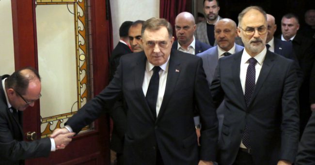 ВИЦЕПРЕМИЕРОТ СТОИЉКОВИЌ СЕ ПОФАЛИ ДЕКА ВУЧИЌ ПОБЕДИЛ НА ГЛАСАЊЕТО ВО МАКЕДОНИЈА, МИЦКОСКИ СЕ НЕМА ОГЛАСЕНО ЗА ИЗБОРИТЕ ВО СРБИЈА