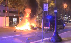 (ВИДЕО) Нереди во Барселона: маскирани палеа и ограбуваа, на 100 уапсени