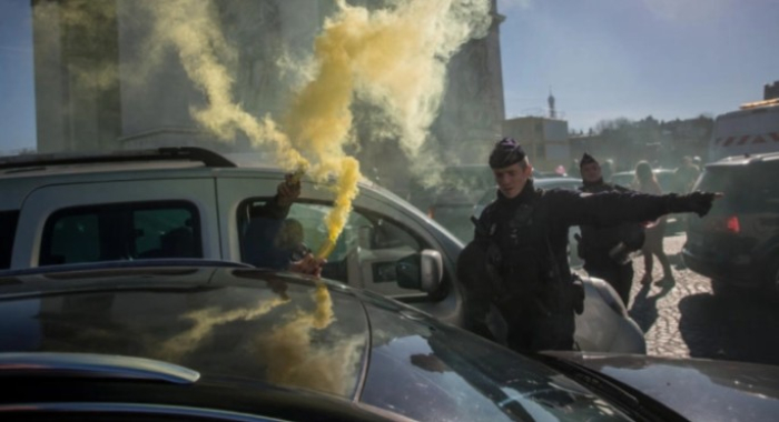 Протестите во Париз, Лион и Стразбур ескалираа во судири со полицијата, уапсени 166 лица