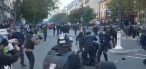 ВИДЕО: Нередите во Париз продолжија до рано утрово