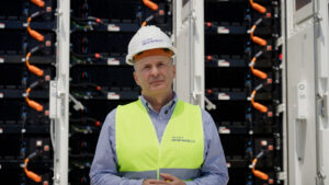 HELLENiQ ENERGY ја пушти во употреба својата прва батериска постројка за складирање електрична енергија во Солун