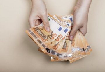 ПОСТАПКА КОЈА ЗАСЛУЖУВА ЈАВНО ПРИЗНАНИЕ: Mлад делчевец пронашол 114.000 денари и околу 2.000 евра и ги предал во полиција