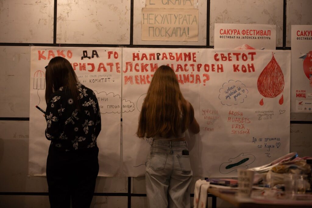 Бесплатните менструални влошки во училиштата или ги нема или се „под клуч“