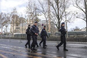 Француската полиција одлучи: Полицискиот час се продолжува до понеделник
