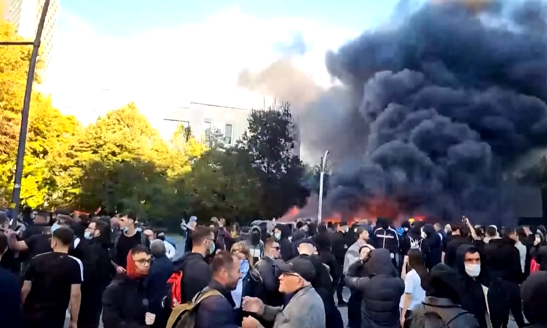 (ВИДЕО) НАСИЛНИ ПРОТЕСТИ ВО АЛБАНИЈА: Рама порача дека власта се менува на избори
