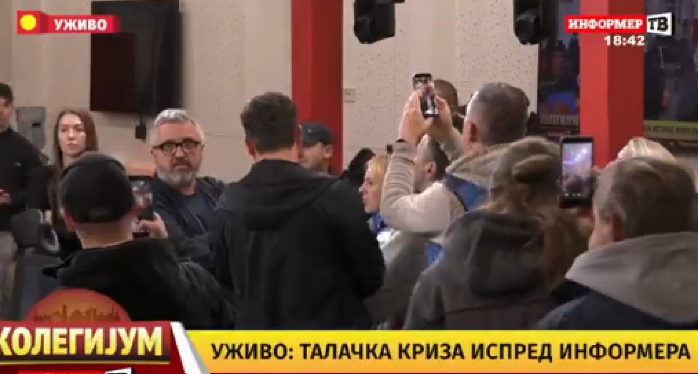 (ВИДЕО) Група луѓе се собра пред телевизијата „Информер“ во Белград, уредникот повика полиција
