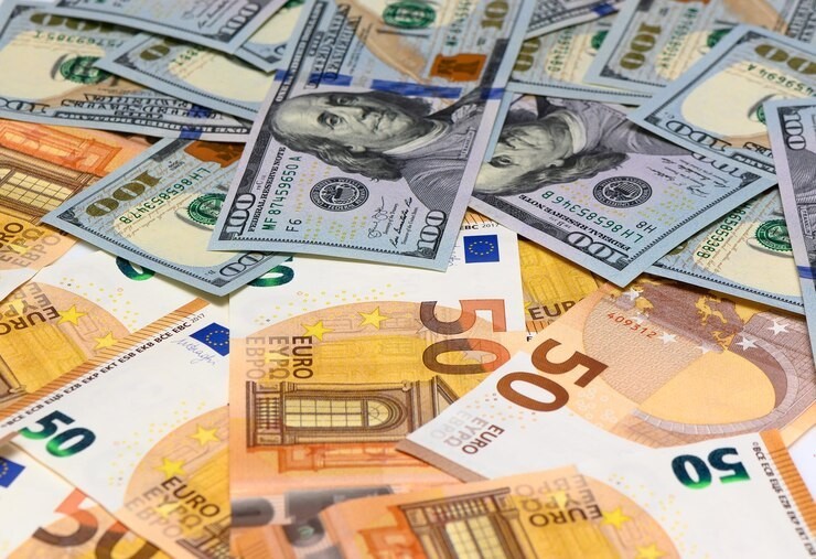 Зошто доларот зајакнува, а еврото губи вредност?