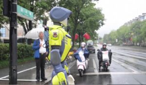 (ВИДЕО Во градот Хангжу – Роботите презедоа дел од работата на сообраќајната полиција во Кина: Тие патролираат по улиците и им помагаат на туристите