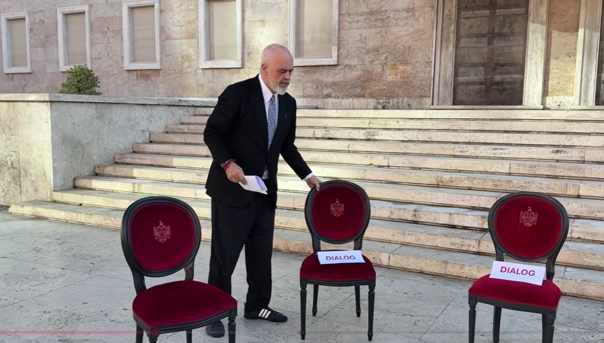 (ВИДЕО) Рама постави столчиња пред Владата и ги повика демонстрантите на разговор: „Подготвен сум за дијалог, но не и со насилници“