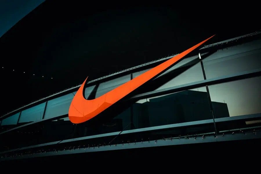 „Nike“ тоне, акциите паднаа 40 отсто, а сега следуваат и отпуштања