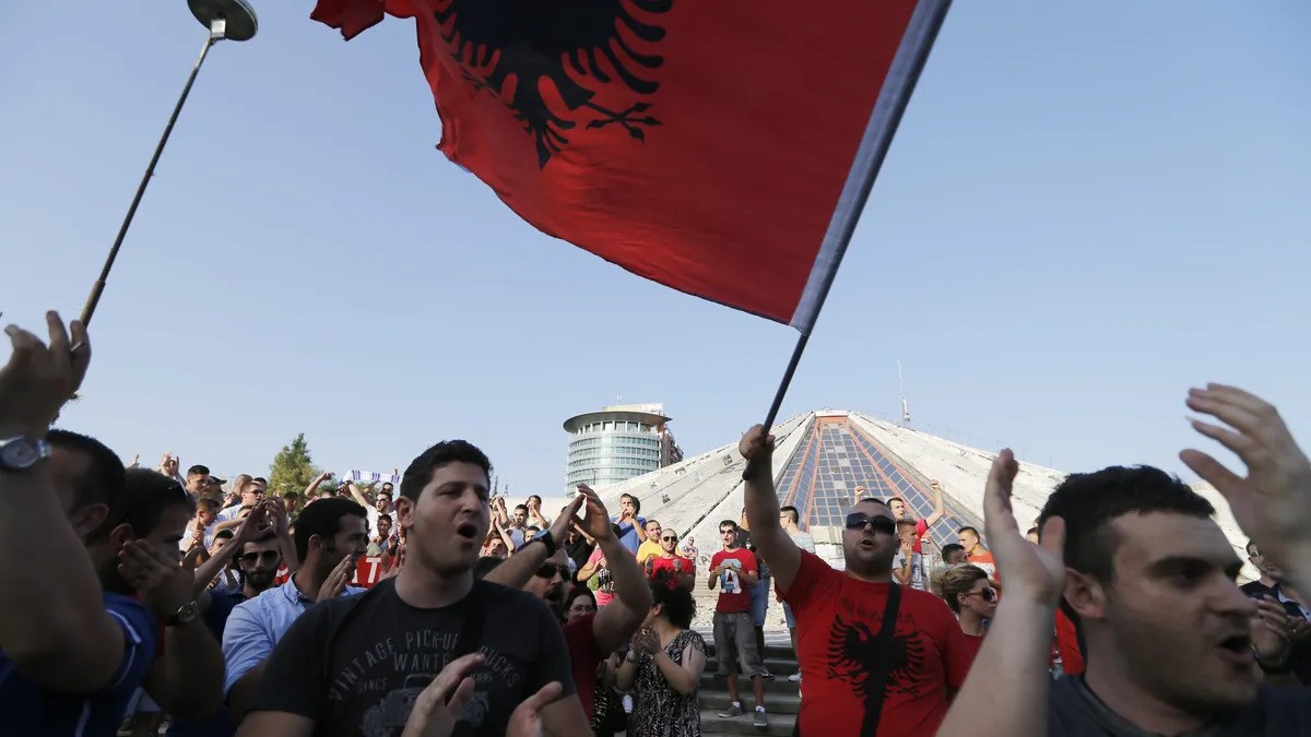 ЕУ и западните амбасади ги осудија насилствата за време на протестите во Албанија