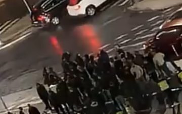 НАПАД СО ПИРОТЕХНИКА ПРЕД СПОРТСКА САЛА: Еден повреден и еден приведен во судир на навивачи во Скопје