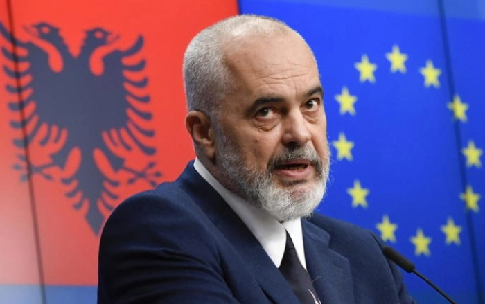 Рама одбива да поднесе оставка, тврди дека зад протестите стојат надворешни сили