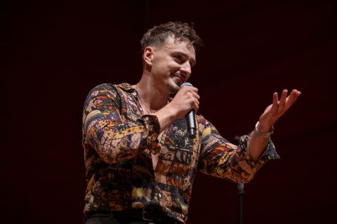 Ади Шоше со емотивна музичка вечер во Скопје: Публиката пееше со него од првата до последната песна