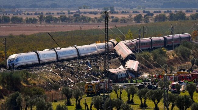 НАЈМАЛКУ 68 ЗАГИНАТИ ВО ЖЕЛЕЗНИЧКАТА НЕСРЕЌА ВО ШПАНИЈА, ПРИЧИНАТА Е ЧОВЕЧКА ГРЕШКА