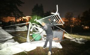 (ВИДЕО) Одборниците на „Крени-Промени“ ја пресекоа оградата и го отворија Пионерскиот парк