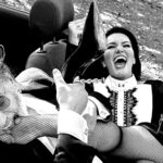 (Фото) Игор Џамбазов ја гризе Ивана Кнез за стапалото: „Животот е поубав од филм, ако умееш да го живееш“