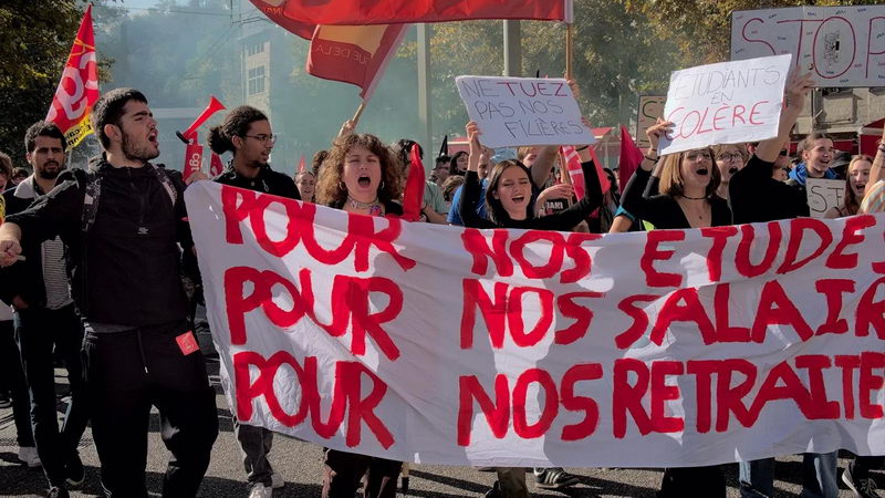 Илјадници ученици протестираат во Франција, уапсени 1.747 лица
