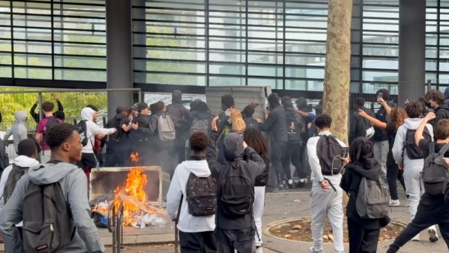 ПРОТЕСТИТЕ НА СРЕДНОШКОЛЦИТЕ ВО ФРАНЦИЈА СЕ ПРЕТВОРИЈА ВО УРБАНО НАСИЛСТВО, КАЖА ВЛАДАТА, ЗАТВОРЕНИ НАД 400 ШКОЛИ