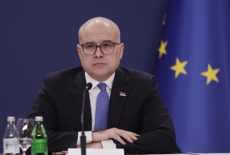 Лидерот на СНС, Милош Вучевиќ предлага на вонредна седница Александар Вучиќ да се избере за нов претседател на партијата