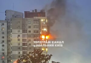 ВИДЕО: Руски дрон се заби директно во зграда во Киев, има жртви и повредени