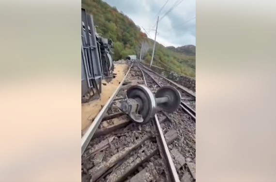 (ВИДЕО) Товарен воз излета кај Риека, 11 вагони завршија во провалија