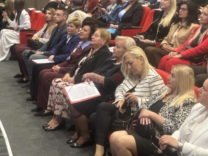 ПРИЗНАНИЈА ЗА 13 НАЈДОБРИ ВО ПРОСВЕТАТА: Најважниот дел од секое училиште останува наставникот, порача министерката Јаневска